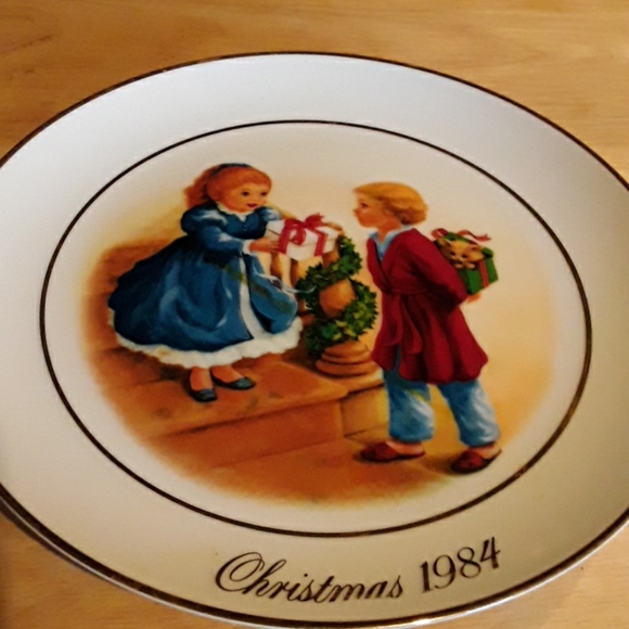 AVON CHRISTMAS PLATE Other - CHRISTMAS MEMORIES PLATE 1984.